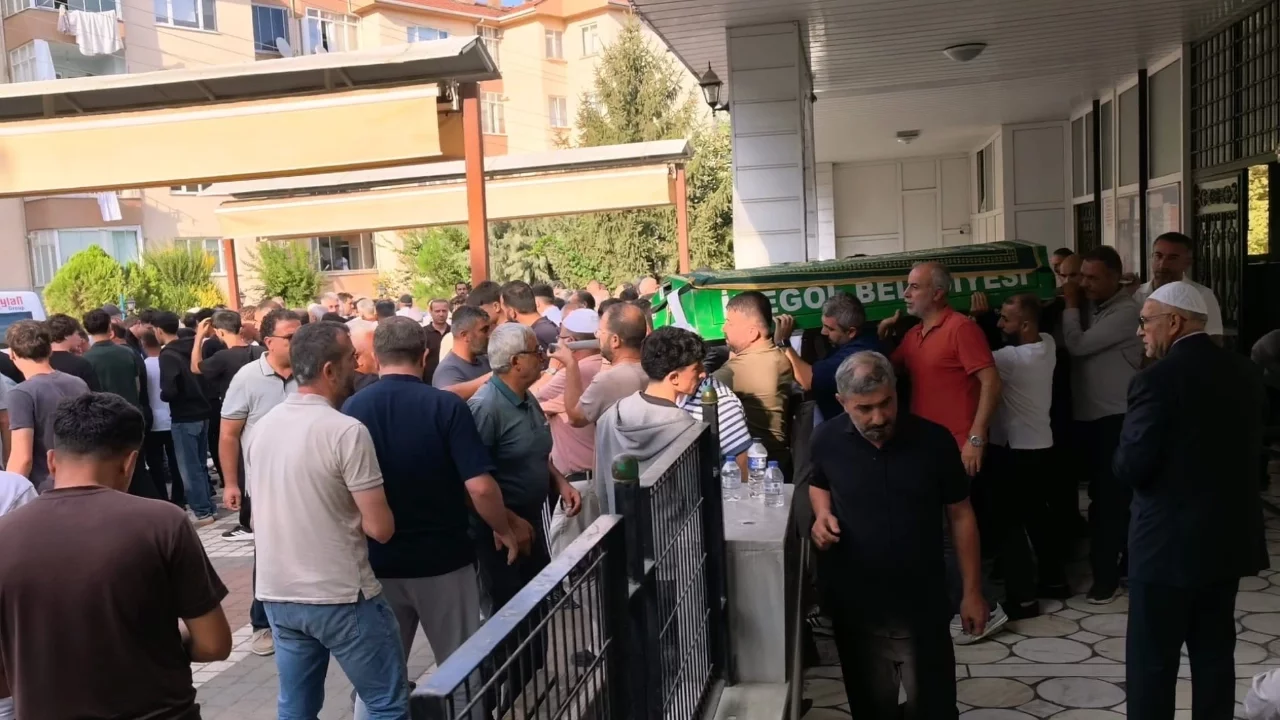 Bursa'da Tır ile motosiklet kazasında ölen gençlere son veda
