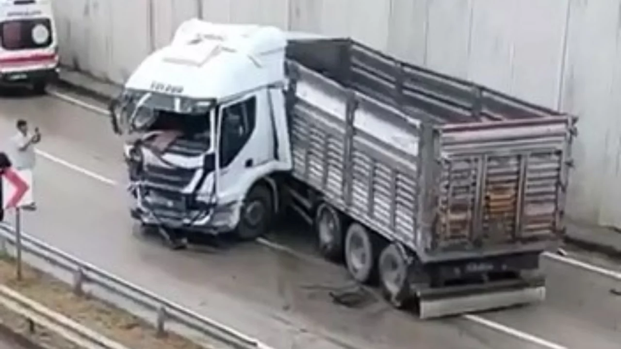 Bursa'da yağış nedeniyle kontrolden çıkan tır makasladı: 1 yaralı