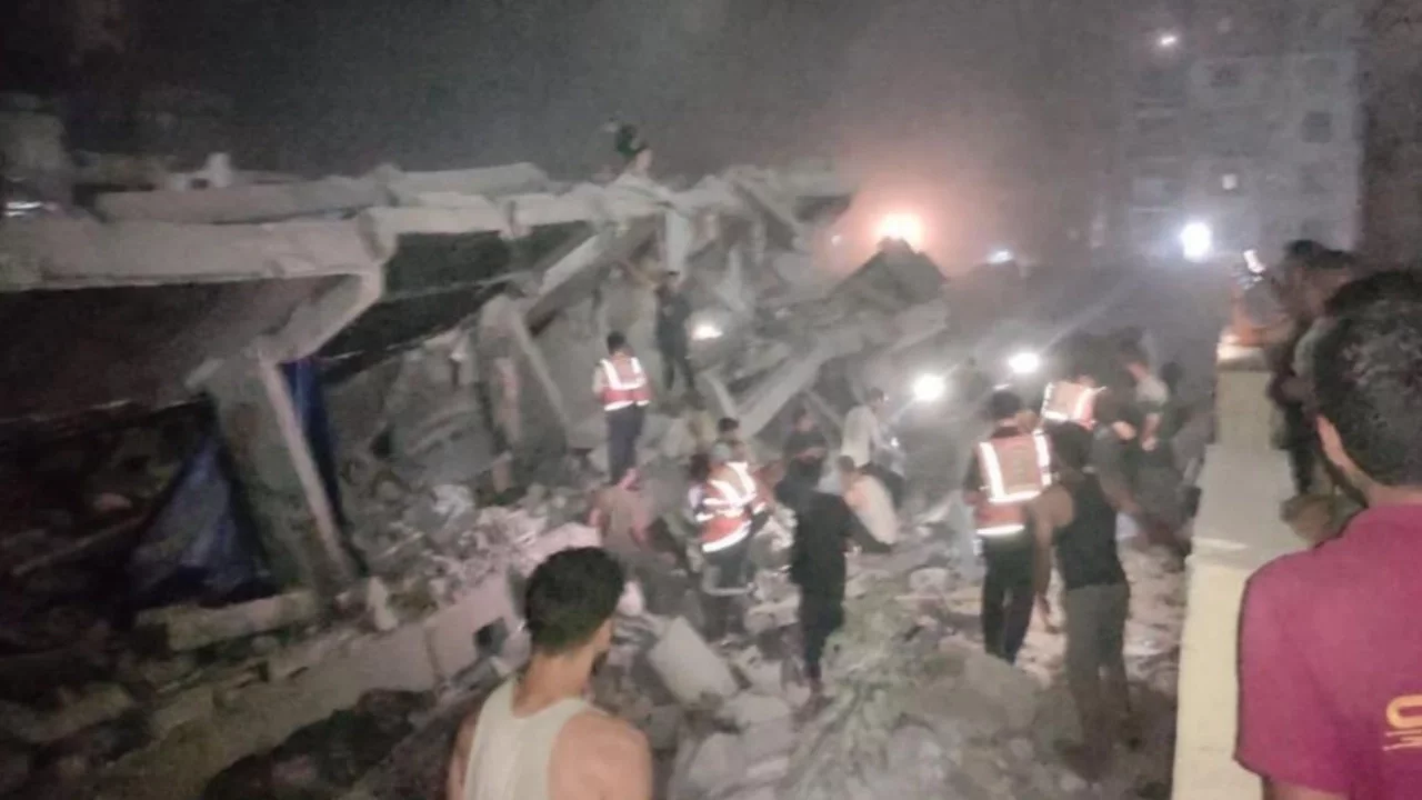 Yerinden edilmiş Filistinlilerin kaldığı bina çöktü
