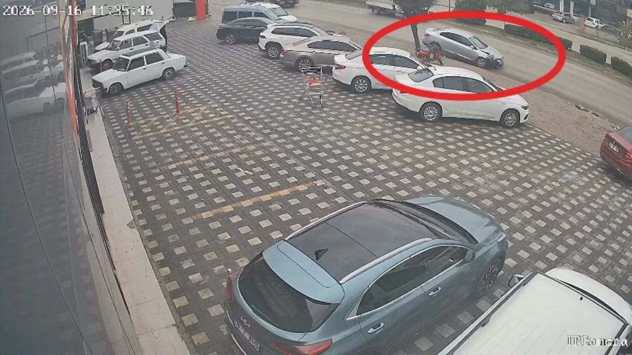 Bursa'da kontrolden çıkan otomobil 3 araca çarptı: 1 yaralı