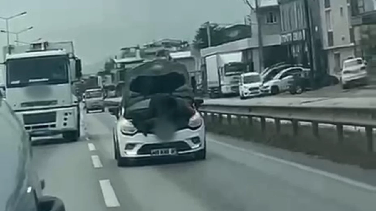 Görenler şaşkına döndü: Bursa'da seyir halinde otomobil tamir etti