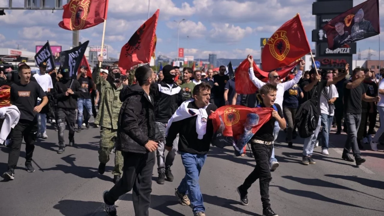Kosovalı göstericiler polisle çatıştı: 2 gözaltı