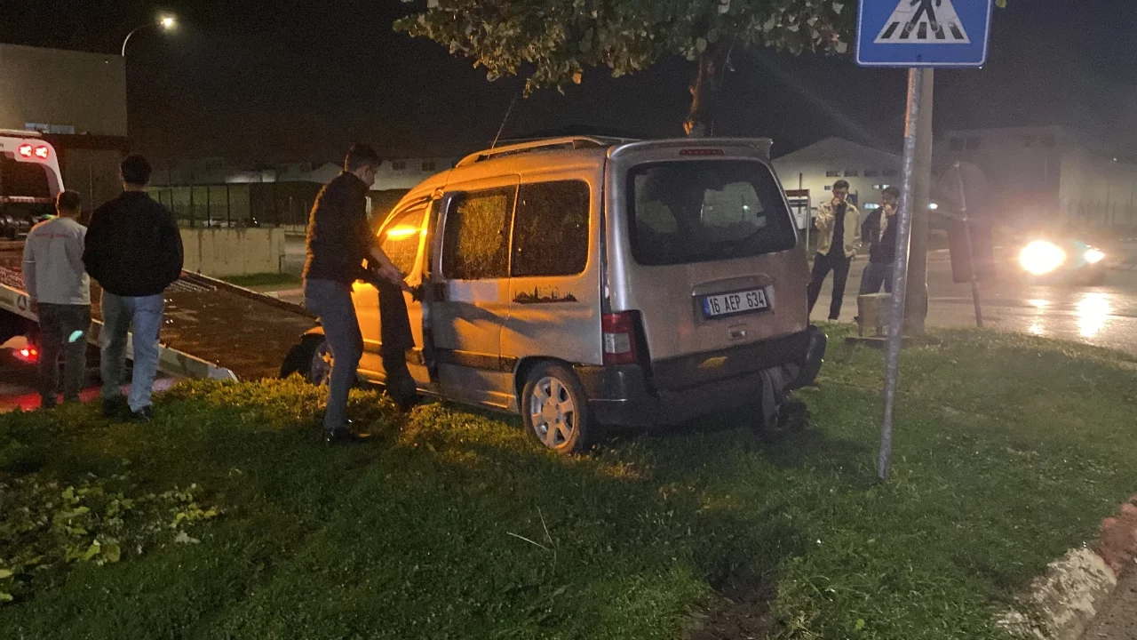 Kaygan yol kazayı beraberinde getirdi: Bursa'da 1'i çocuk 2 yaralı