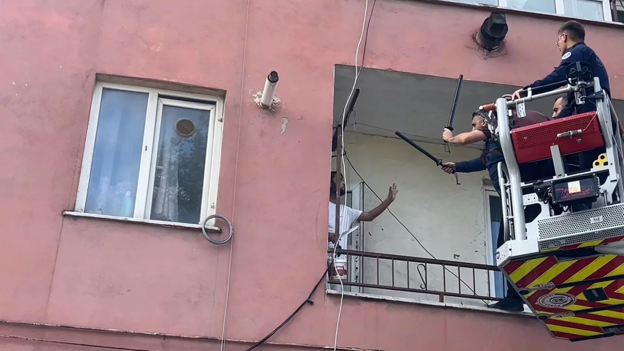 Bursa'da bıçakla direnen genç 2 saat sonra teslim oldu