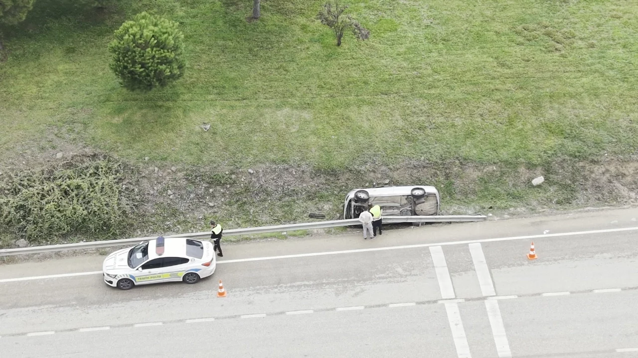 Bursa'da yağış kazaya neden oldu: Otomobil yan yattı