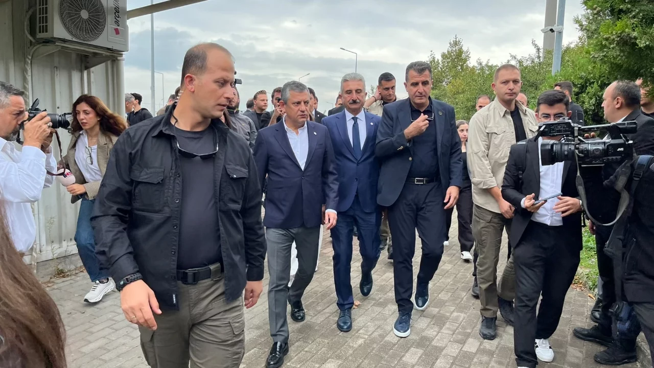 Özgür Özel'den Mustafa Bozbey'e cezaevi ziyareti