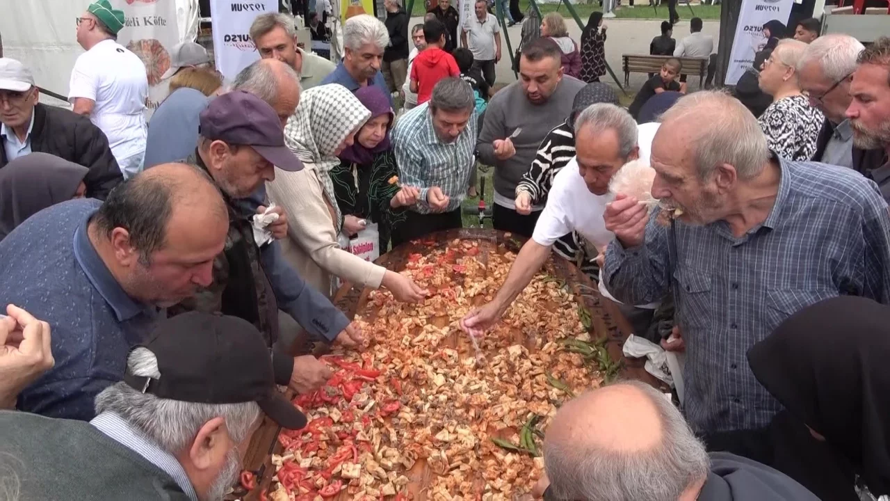 Tek tabakta buluşturan lezzet: Bursa dönerine büyük ilgi