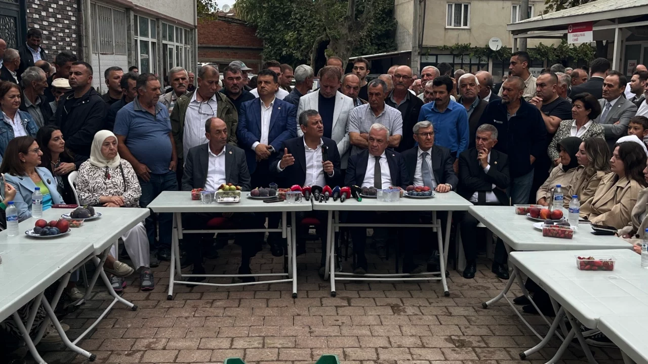 Özel'den Bursa'da çiftçilere kooperatif ve vergisiz mazot mesajı