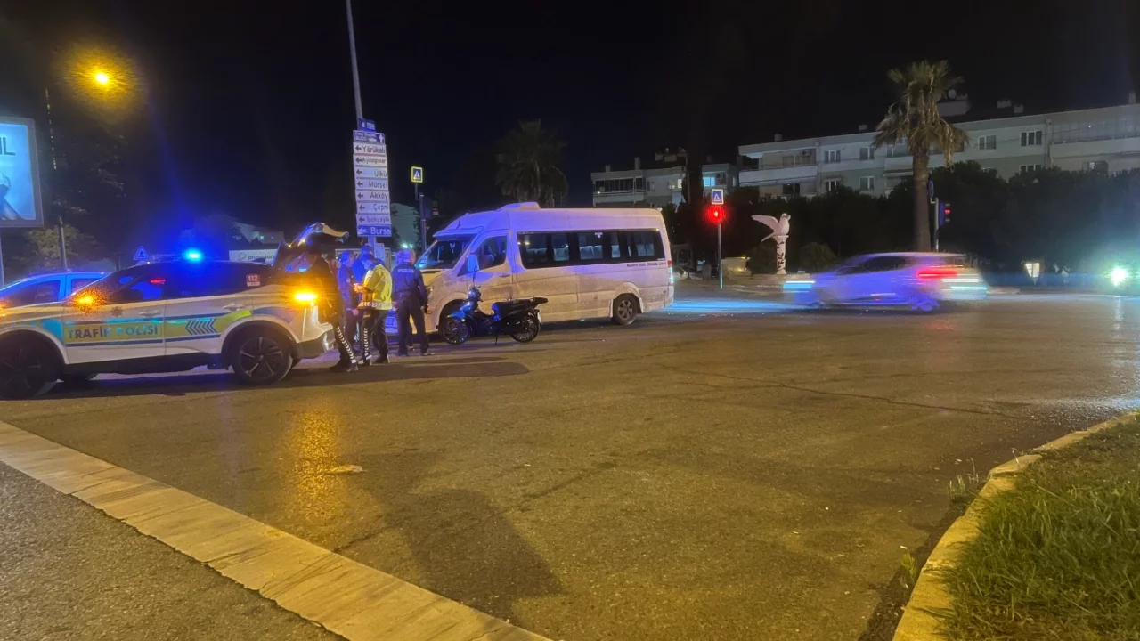 Bursa'da motosiklet ile minibüs çarpıştı: 18 yaşındaki sürücü ağır yaralandı