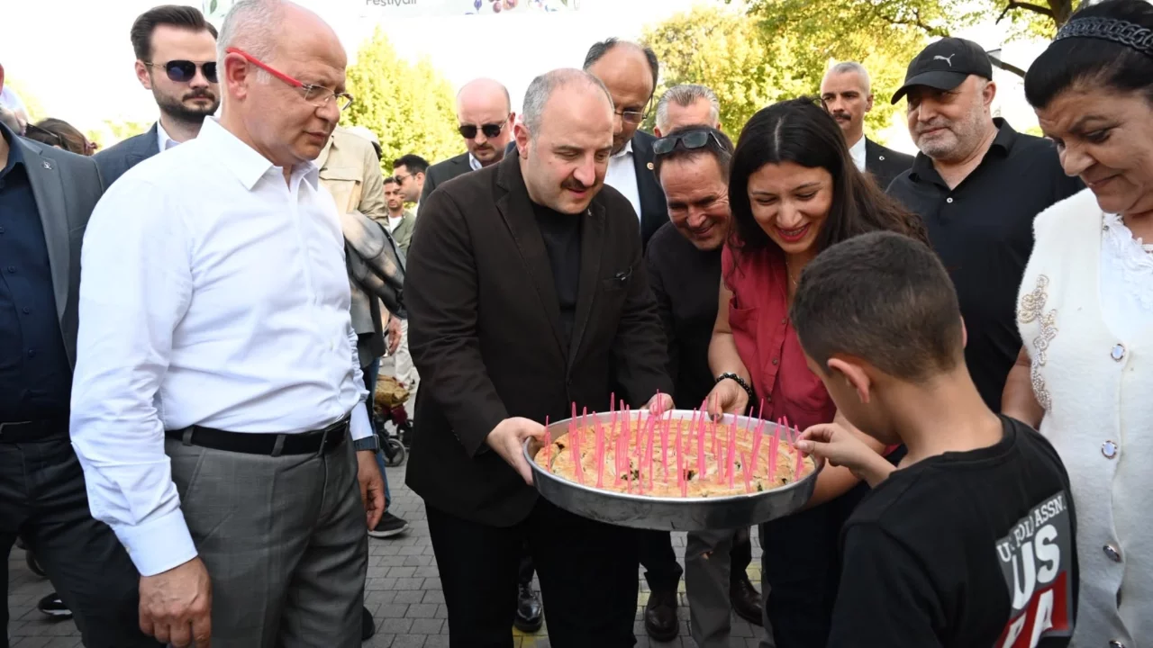 Mustafa Varank'tan Özgür Özel'e Börekli Cevap