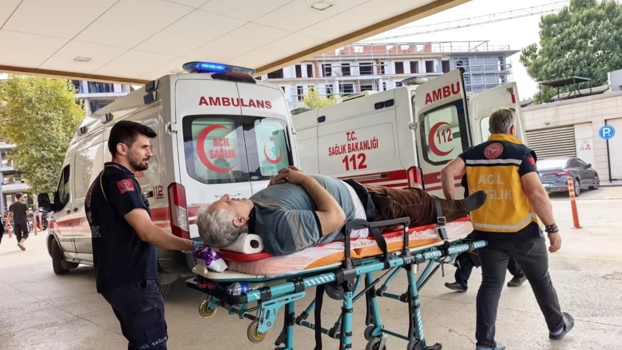 Bursa'da çatıdan inerken düşen 57 yaşındaki adam ağır yaralandı