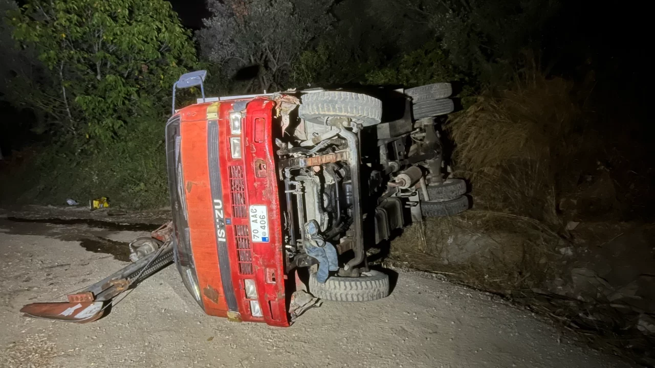 Bursa'da iş makinesi devrildi: Sürücü cam kırılarak kurtarıldı