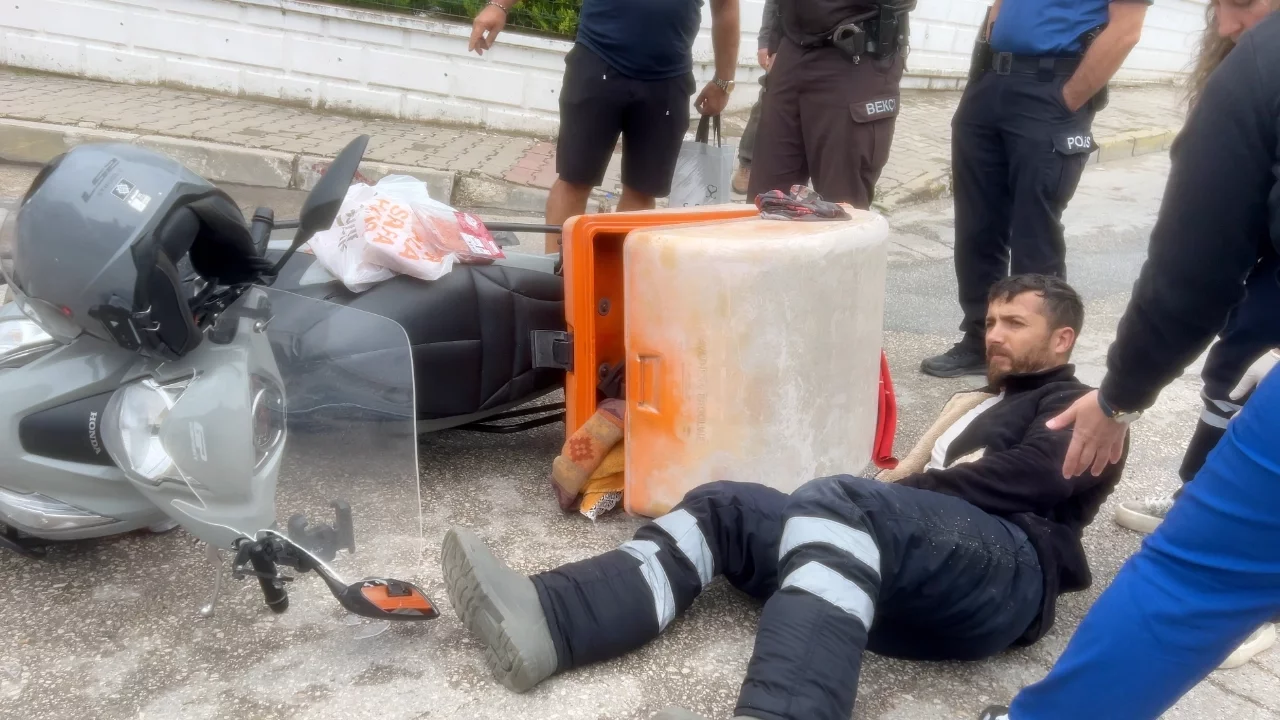 Bursa'da kuryenin önüne aniden çıkan araç kazaya neden oldu