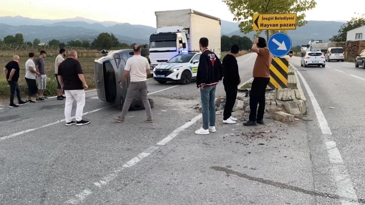 Bursa'da kazadan kaçmak isterken refüje çarptı