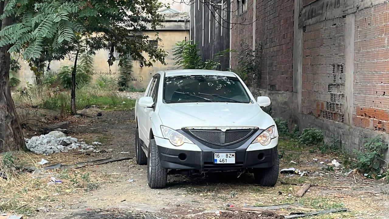 Bursa'da ilginç anlar: Kendini otomobile kilitleyen kadın ekiplere zor anlar yaşattı