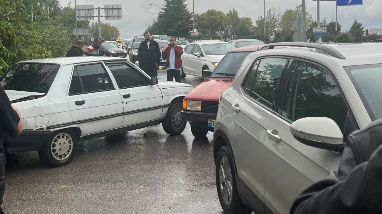 Bursa'da zincirleme kaza: 3 araç çarpıştı, 2 kişi hastanelik oldu