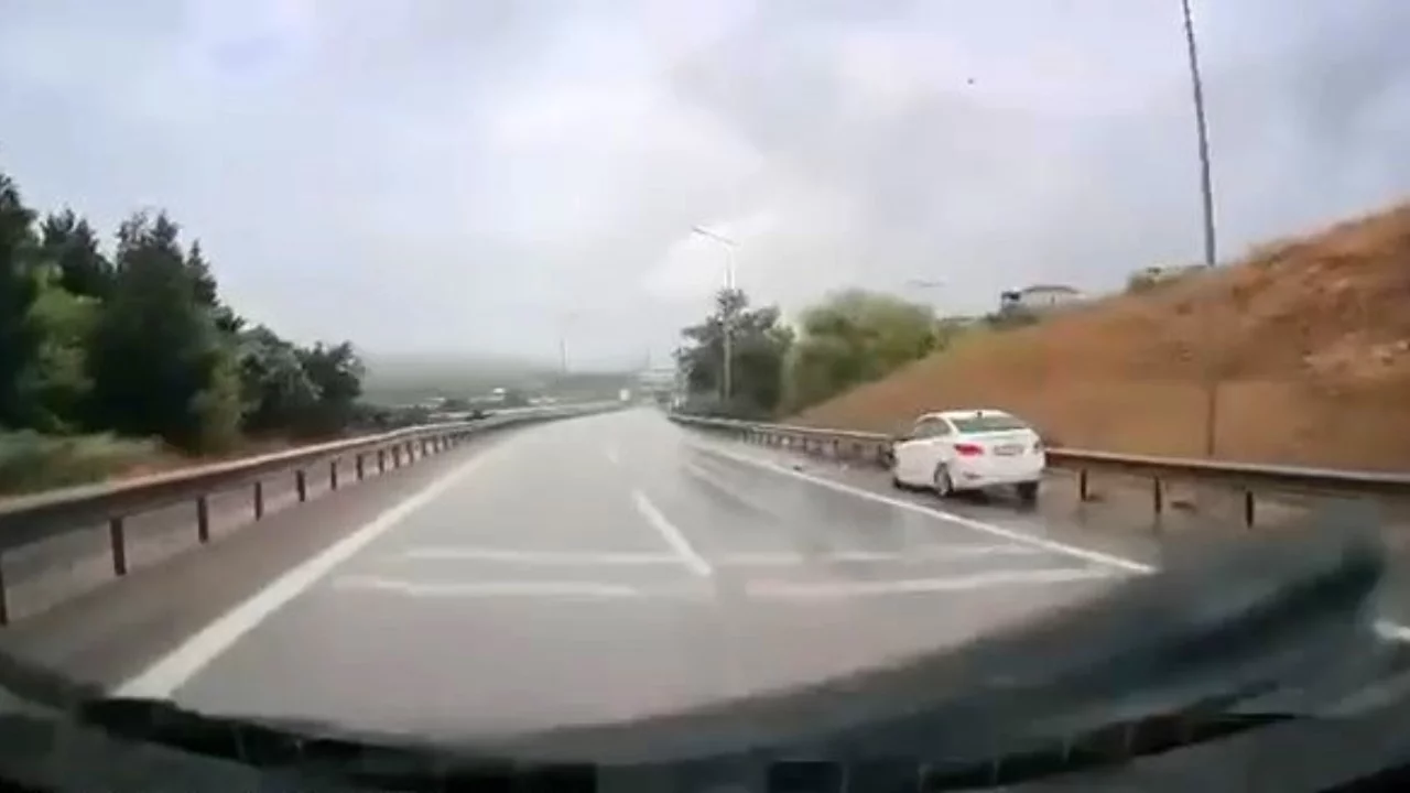 Bursa'da yağışlı yolda hızını düşürmedi, kaza geliyorum dedi