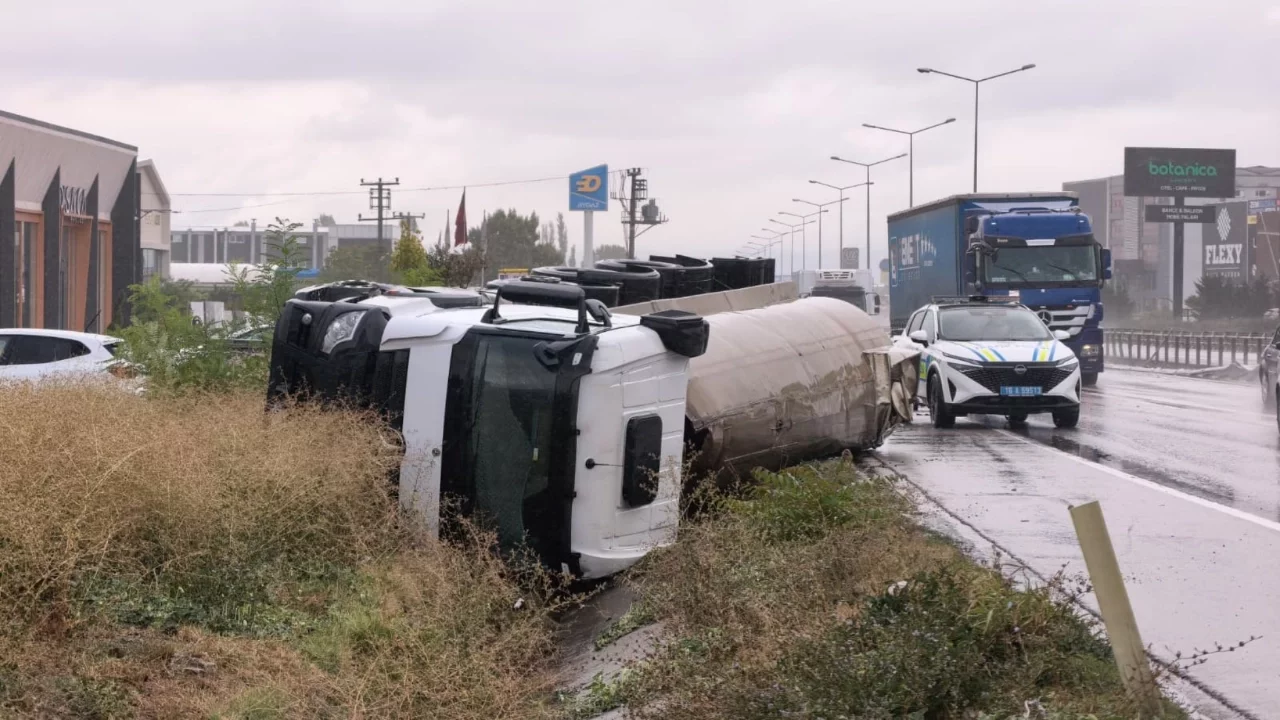 Bursa'da sıvı tuz yüklü tanker kanala devrildi