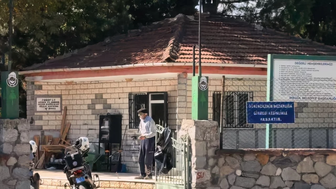 Bursa'da mezarlıkta kanlı kavga: Başından baltayla yaralandı