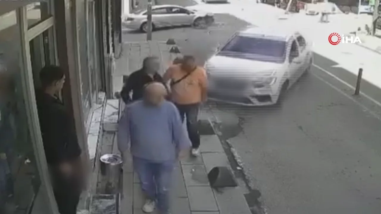 Katliam gibi kaza! Kaldırımdaki yayalara daldı: 2'si ağır 5 yaralı