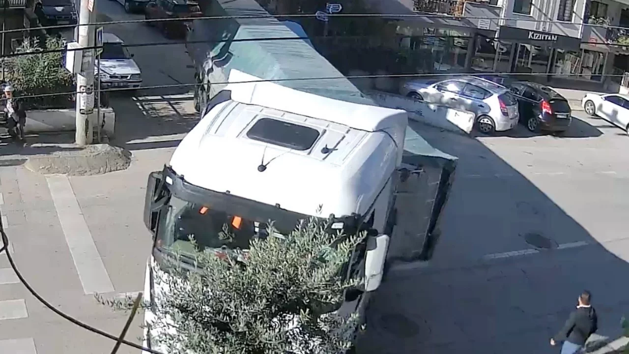 Bursa'da dönüş yapmak isteyen tır giysi toplama kutusuna çarptı