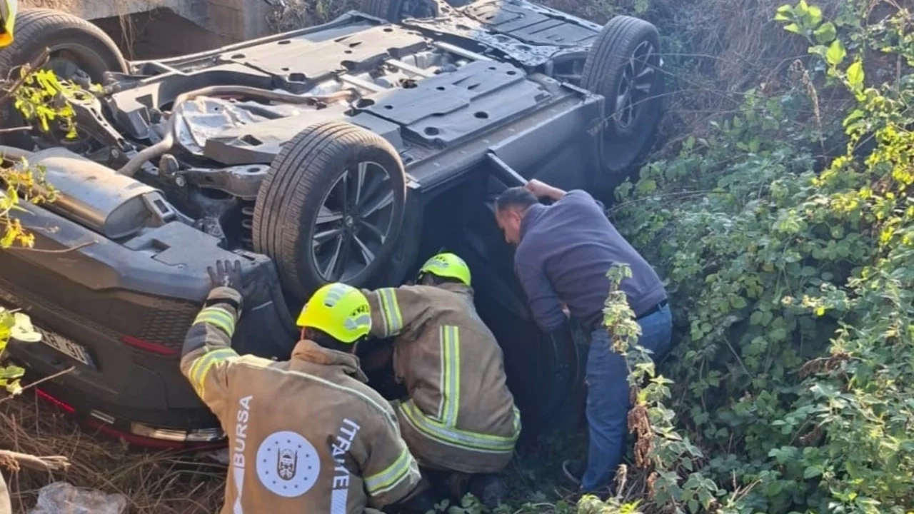 Bursa'da korkutan kaza: Araçta sıkışan 5 kişi kurtarıldı