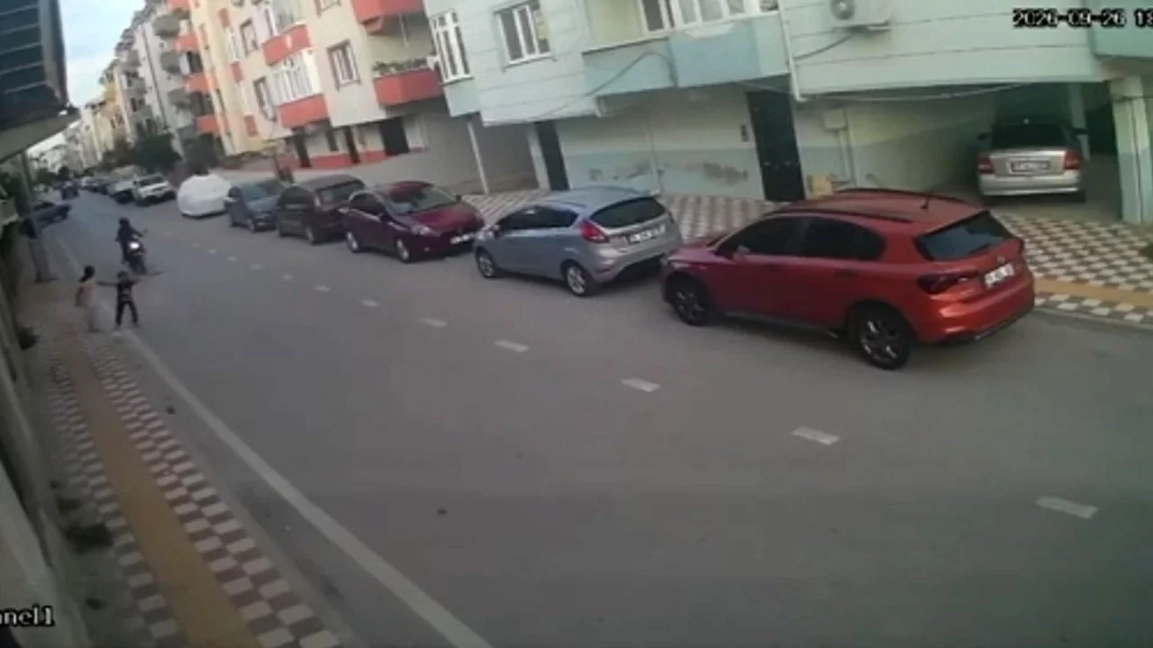 Bursa'da korkutan anlar kamerada: Yola çıkan çocuğa motosiklet çarptı