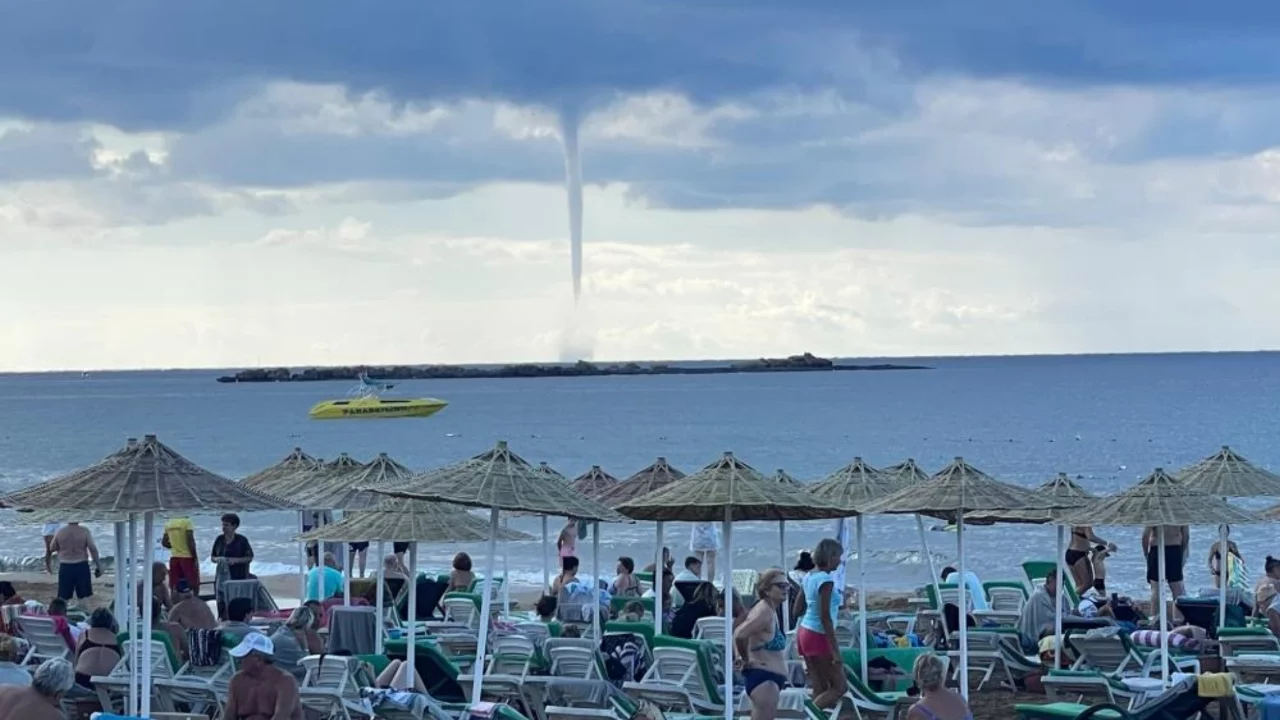 Alanya'da deniz üzerinde dev hortum