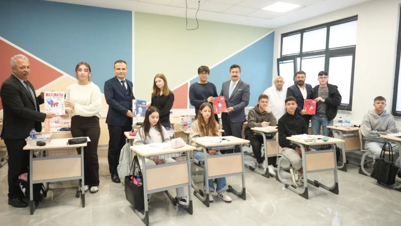 Yenişehir'de üniversite adaylarına 3 bin kitap desteği
