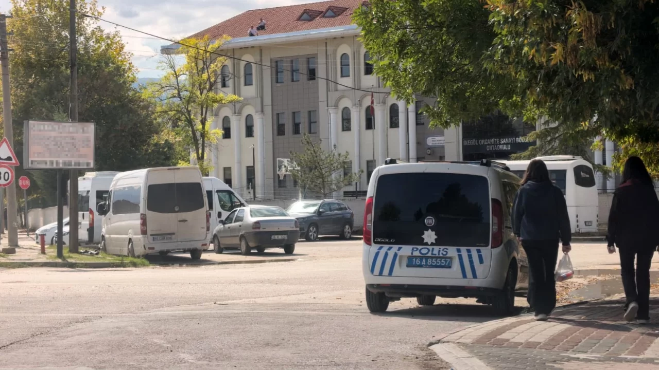 Bursa'da ortaokula belinde tabancayla girdi: Polis harekete geçti