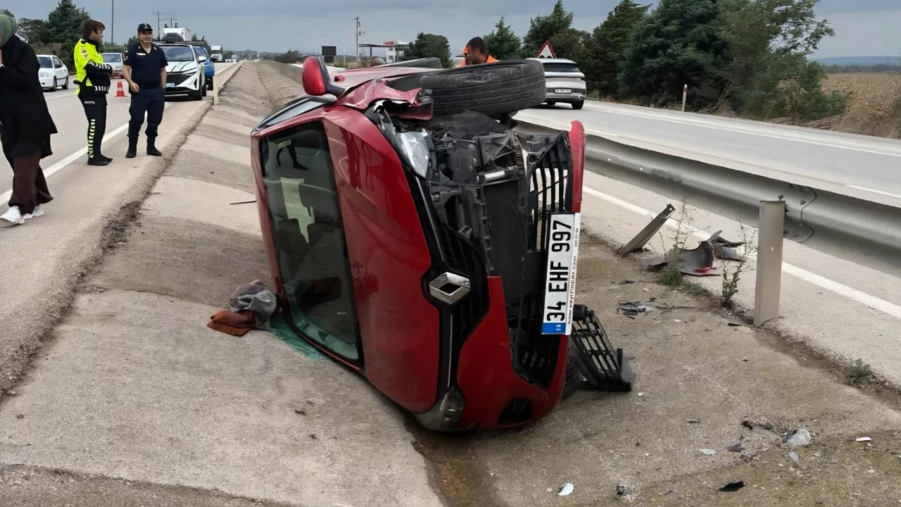 Direksiyon hakimiyetini kaybetti, araç kanala düştü