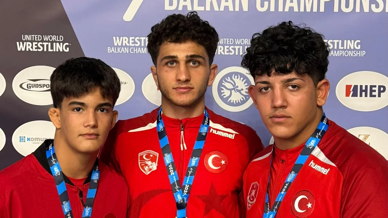 Büyükşehir Belediyesporlu güreşçilerden 3 madalya