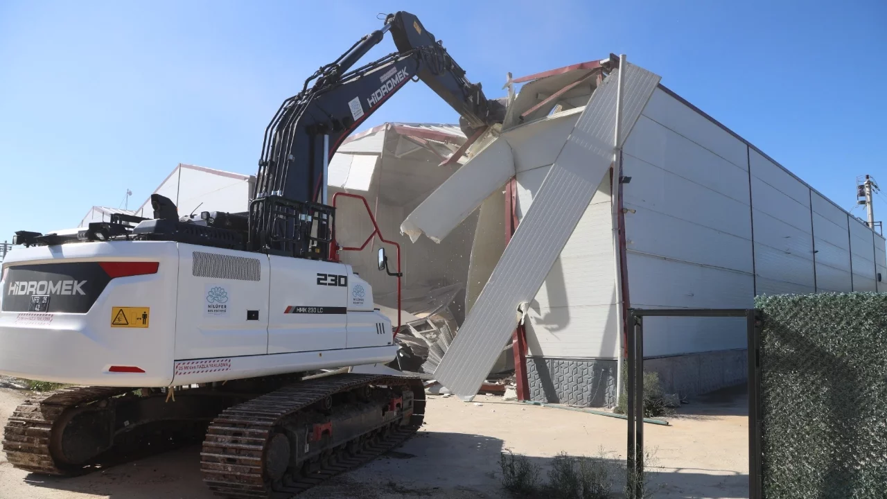 Nilüfer'de kaçak fabrika yıkıldı