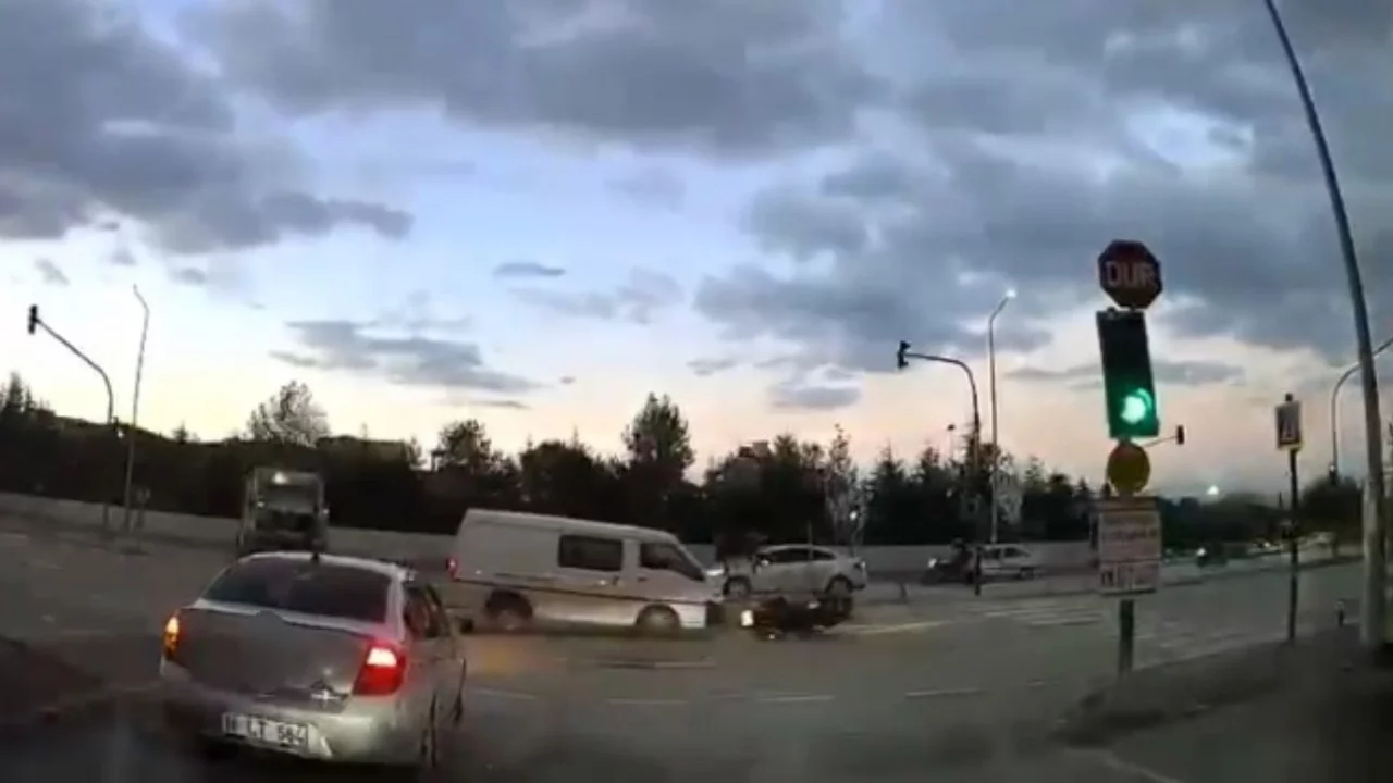 Bursa'da kırmızı ışık ihlali kazaya neden oldu: Motosiklet sürücüsü yaralandı