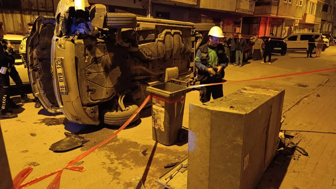 Bursa'da gece yarısı kaza: Minibüs sürücüsü olay yerinden kaçtı