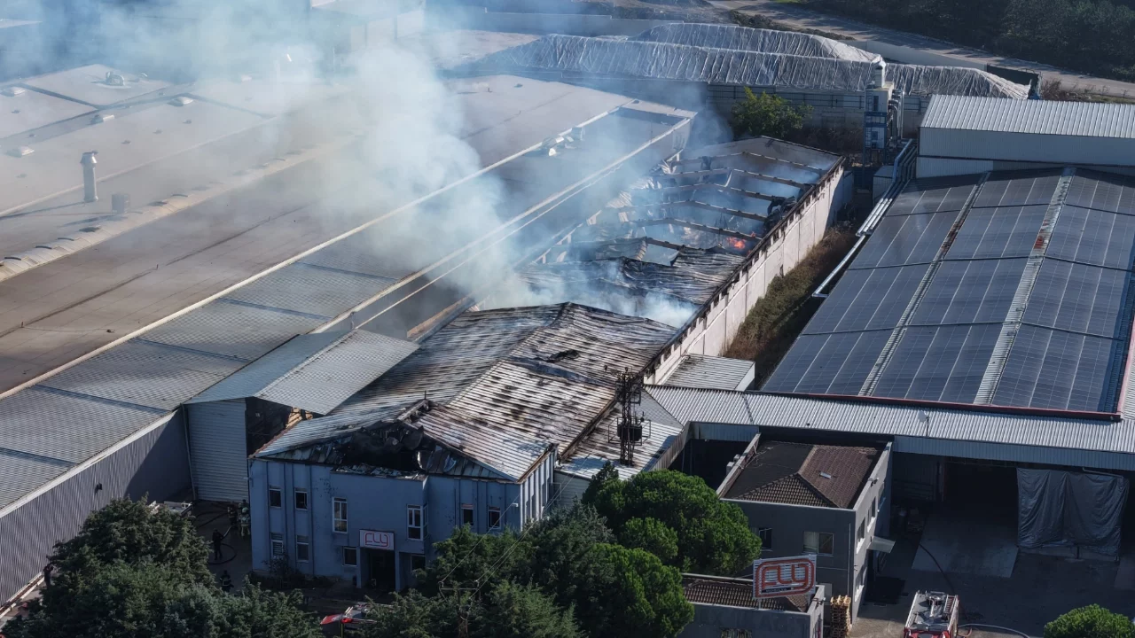Bursa'da mobilya fabrikasındaki yangının bilançosu havadan görüntülendi