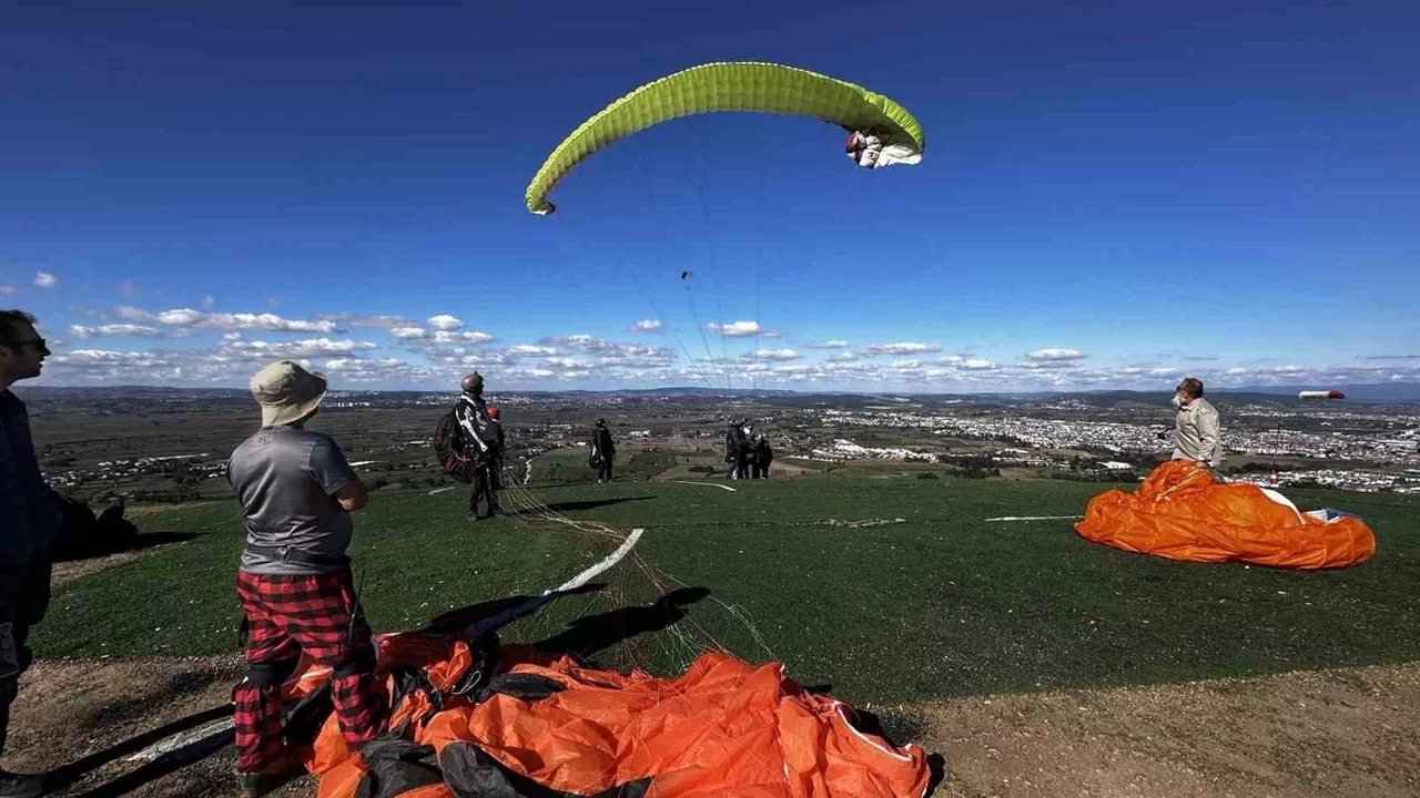 Sakarya'da yamaç paraşütü heyecanı: Kıran Tepe'de uçuşlar