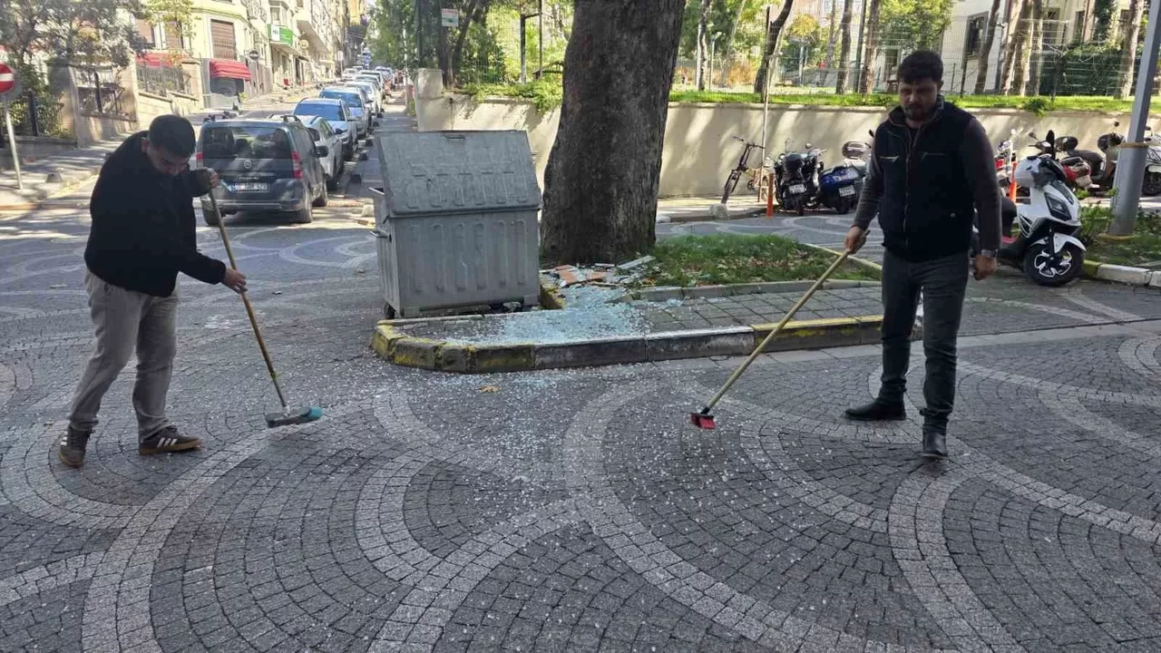 Bandırma İstiklal Caddesi'nde duşakabin camları yola savruldu
