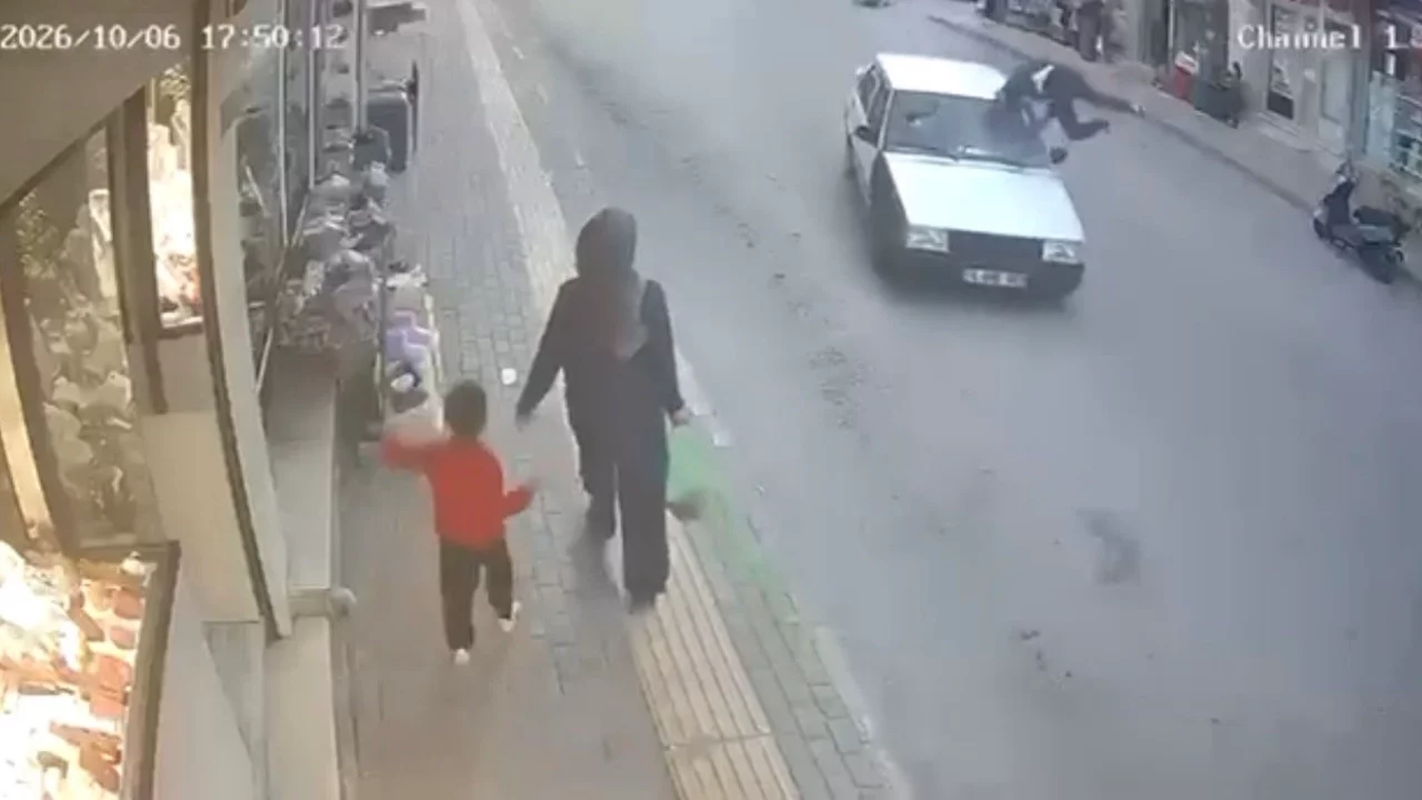 Bursa'da korkutan kaza: Ara sokaktan çıkan otomobil yayaya çarptı
