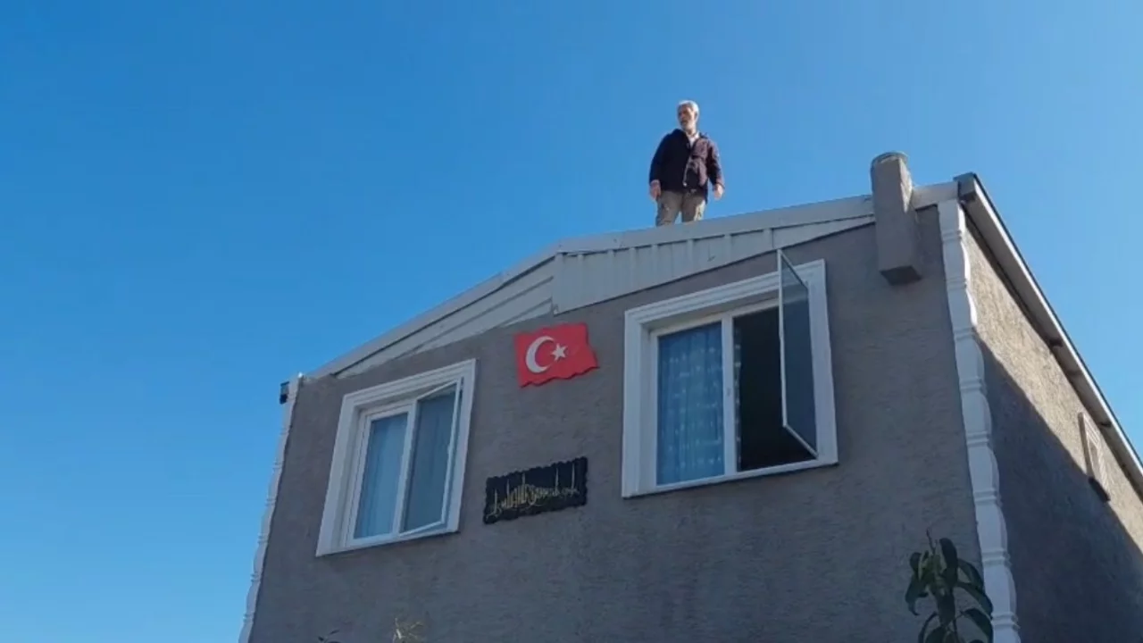 Bursa'da yıkım gerginliği! Yıkımı durdurmak için çatıya çıktılar