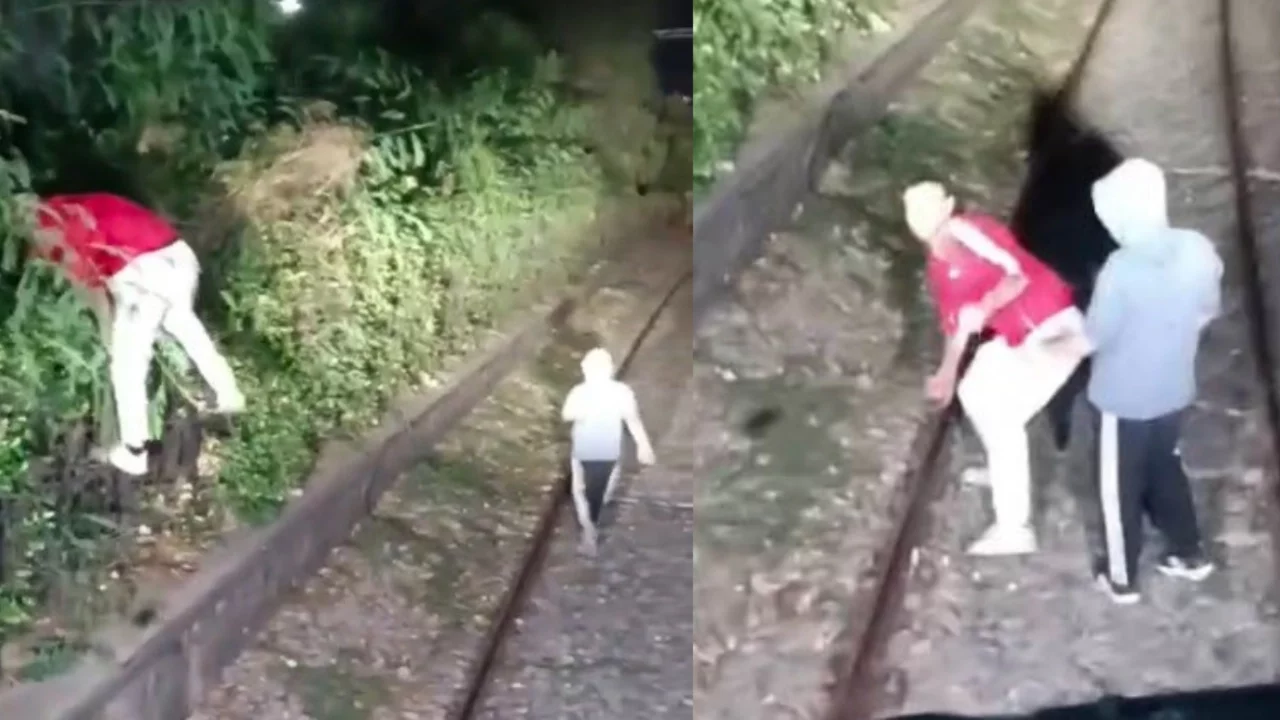 Trenin önünü kestiler, içeri alınmayınca taşladılar