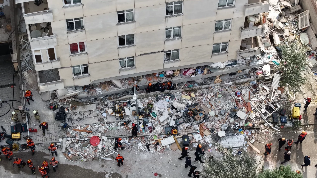 7 katlı binada bilanço ağırlaşıyor: Can kaybı 2'ye yükseldi: 2 kişi aranıyor