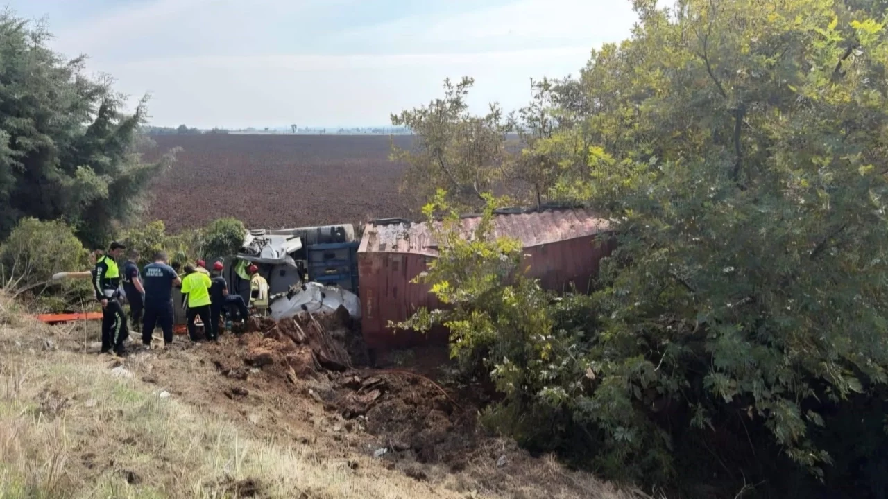 Bursa'da korkutan kaza: Kontrolden çıkan tır tarlaya uçtu