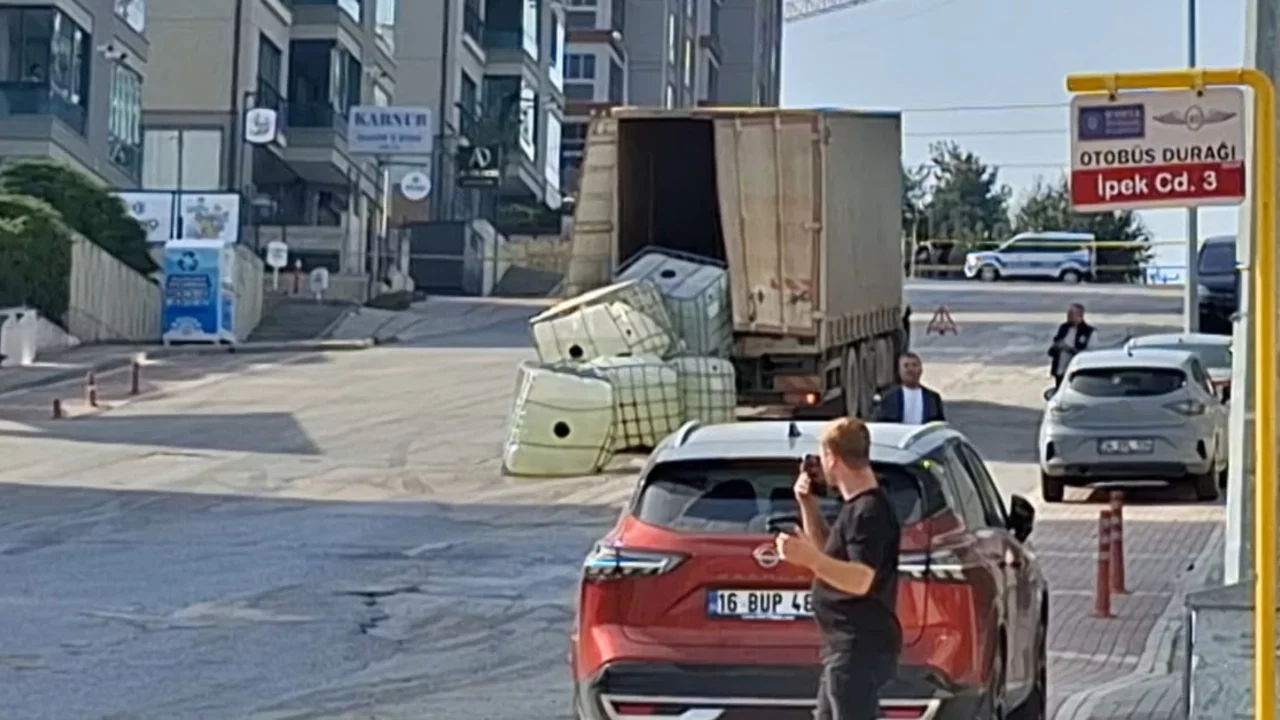 Bursa'da kimyasal alarm! 4 varil sülfürik asit caddeye saçıldı