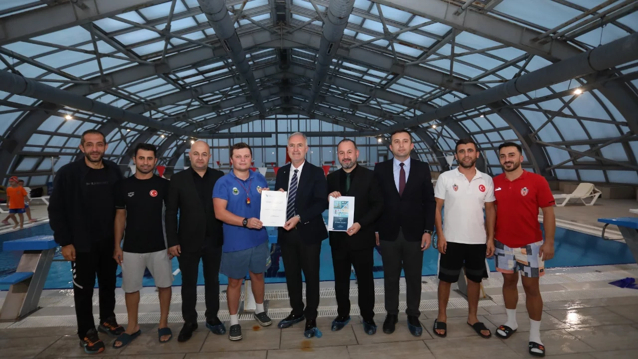 Başkan Taban İnegöl Belediyespor'un yüzme sporcularıyla buluştu