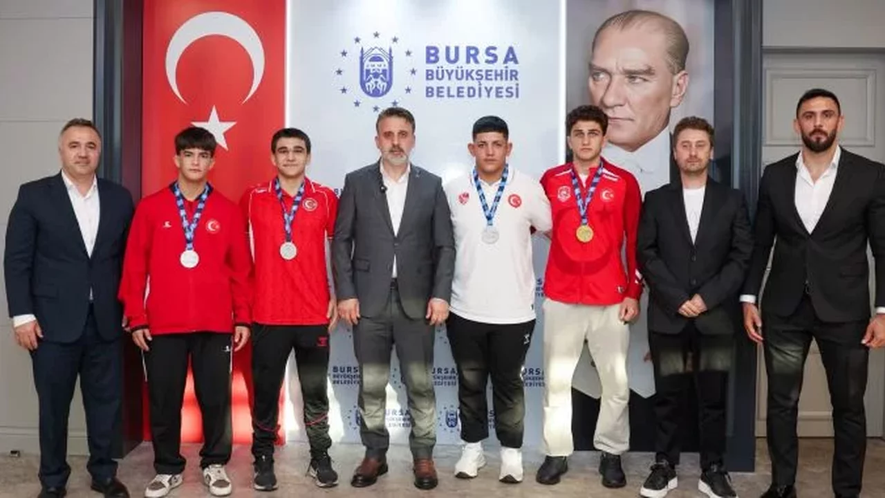 Bursa Belediyesporlu güreşçilere Balkan Şampiyonası tebriği