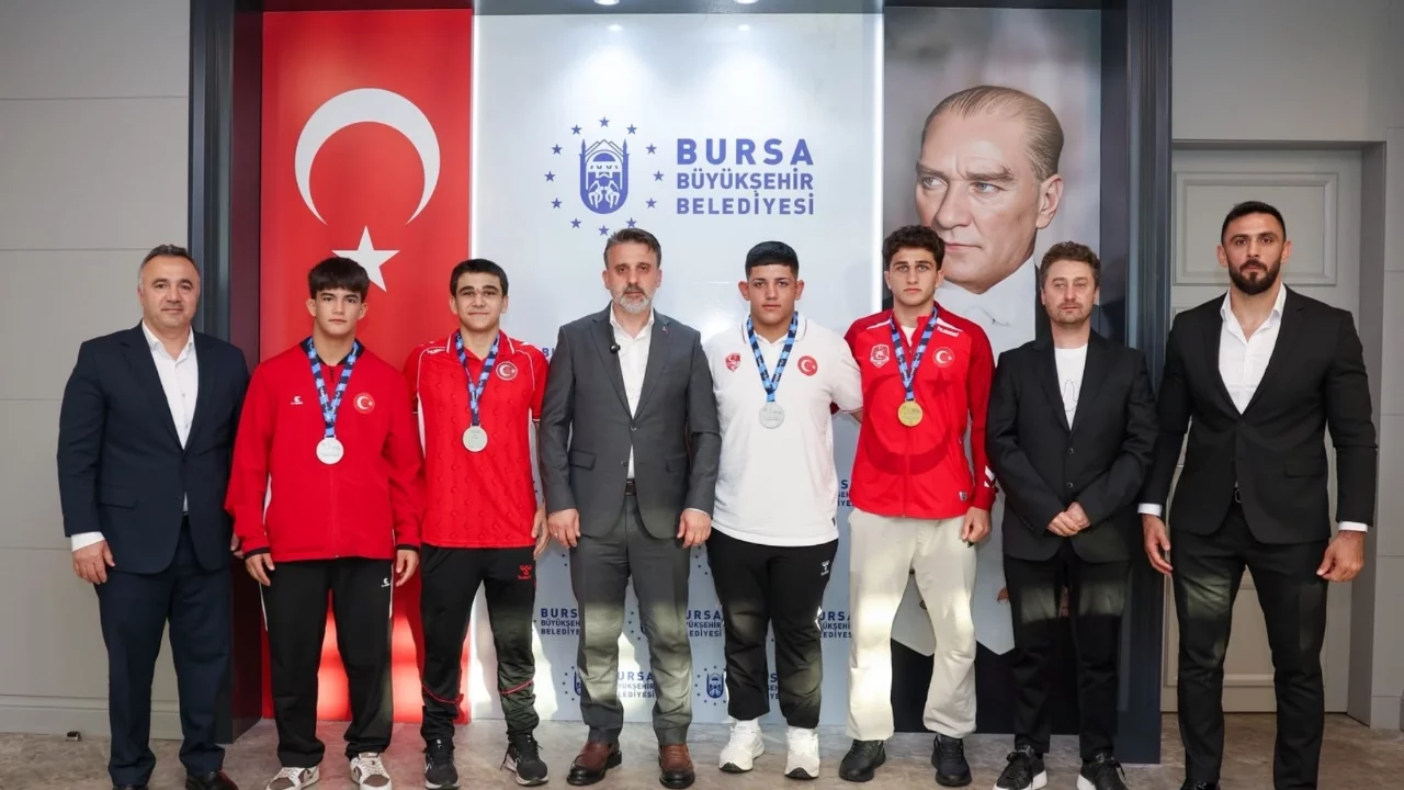Başkan Vekili Biba, Bursa'nın gururu güreşçileri ağırladı