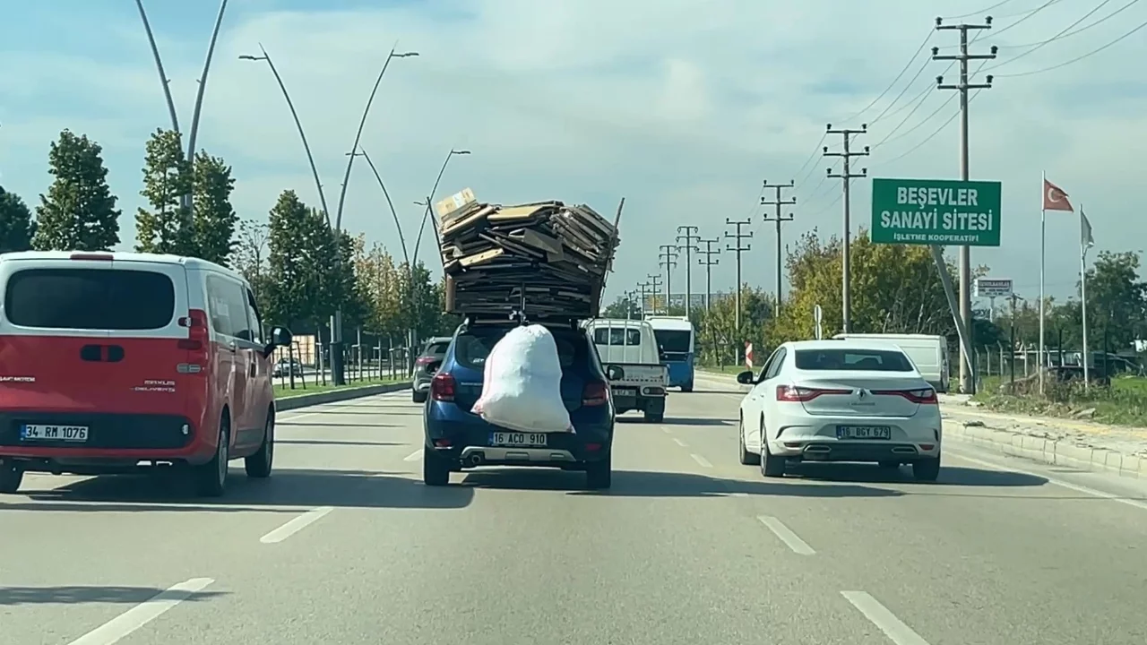 Bursa'da trafikte tehlikeli görüntü: Otomobilin üstünü kartonlarla doldurdu
