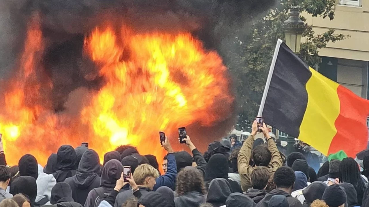 Belçika'da kemer sıkma protestosu büyüdü: Brüksel'de polisle göstericiler çatıştı