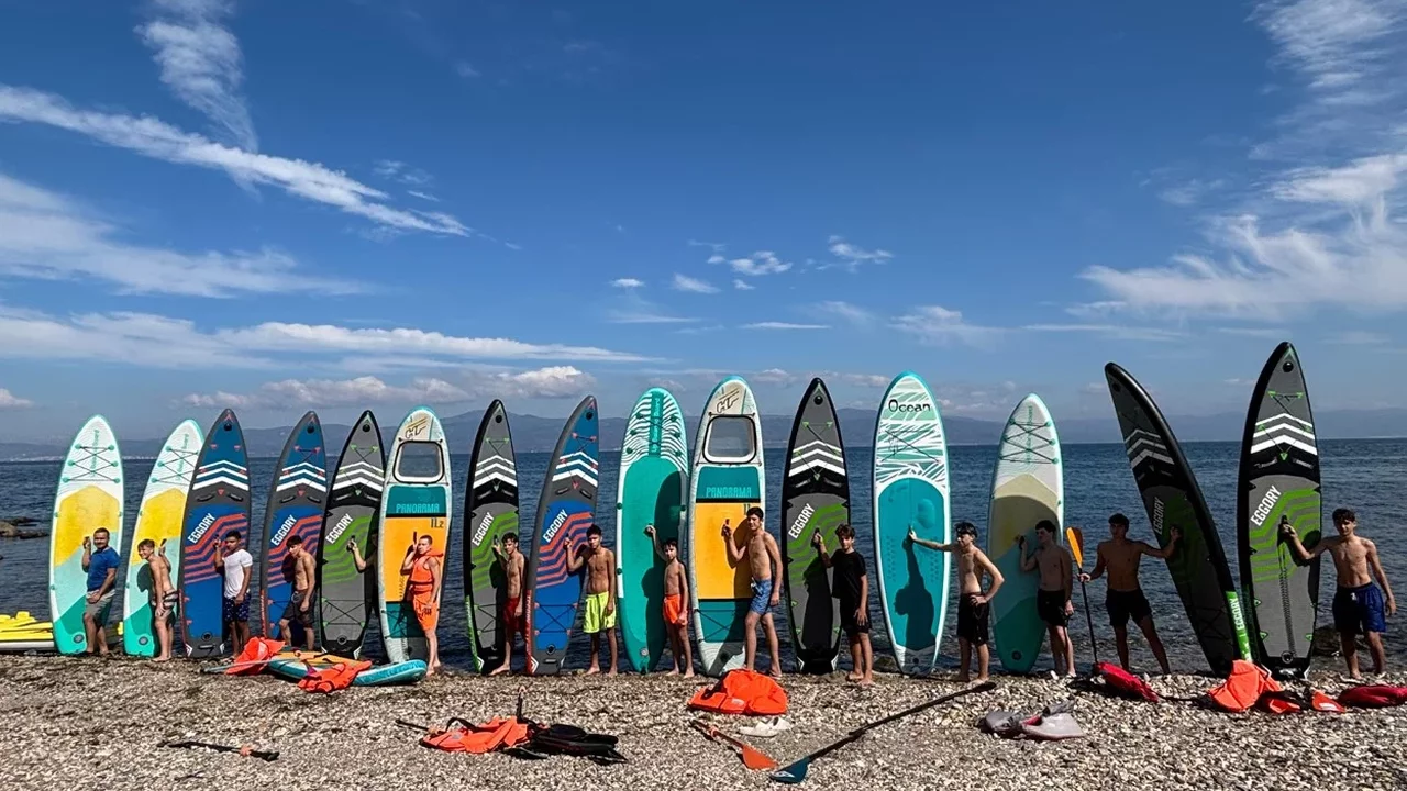 Mudanya’da SUP etkinliği: 190 lise öğrencisi ayakta kürek sörfüyle tanıştı